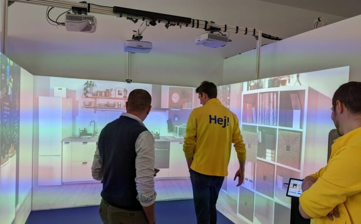 Ikea France teste une expérience immersive dans un de ses points de contact, « pour faciliter le parcours client et enrichir l’inspiration ». À l’aide d’une technologie simple de réalité virtuelle par projection, les clients peuvent interagir avec des ambiances et des produits Ikea, puis les commander directement pour se les faire livrer.