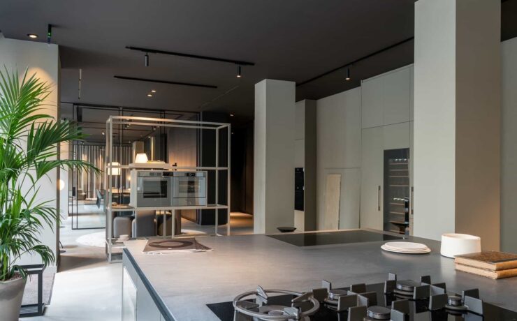 Le “V-ZUG Studio” flambant neuf de Paris s’inscrit dans une démarche d’expansion à l’international du fabricant suisse d’appareils électroménagers haut de gamme. Vocation première de ce nouveau showroom pour la marque : venir en soutien de ses partenaires, qui restent les seuls à vendre ses produits.