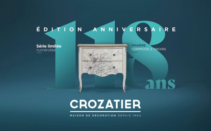 À l’occasion de son 118e anniversaire, l’enseigne Crozatier a invité l’artiste portugaise Alícia Moreira à créer une pièce en édition limitée à 118 unités, numérotées et accompagnées d’un certificat d’authenticité, en vente à partir du 5 septembre 2022 dans les magasins du réseau.