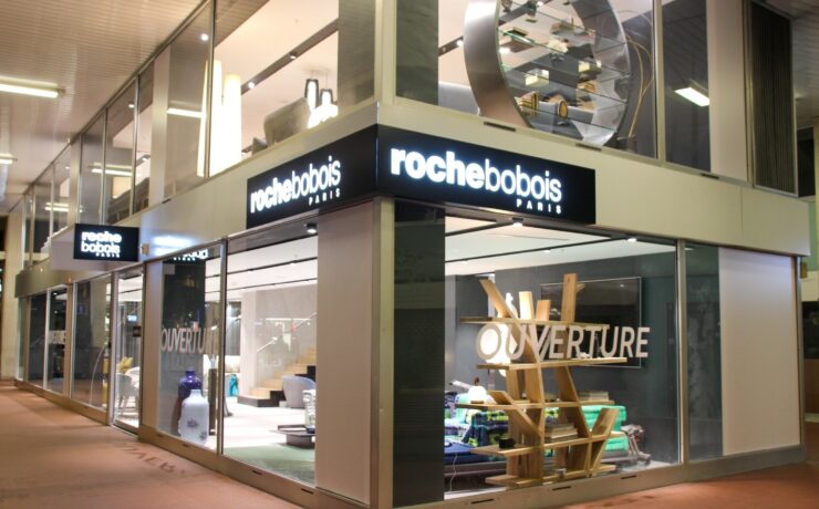 D’importants travaux ont été réalisés pour transformer d’anciens bureaux en un superbe showroom de près de 400 m² répartis sur deux niveaux. Ce nouveau magasin présente notamment les pièces iconiques de la marque, comme les canapés Mah Jong et Bubble, les tables de repas Aqua et Astrolab, ou encore la collection Paris Paname.