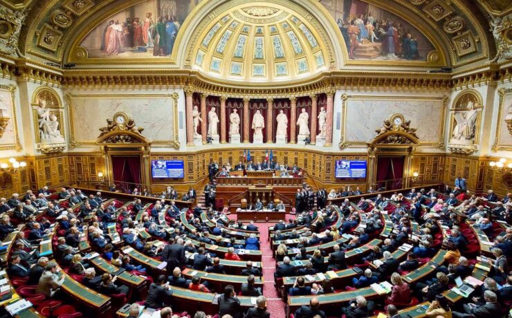 Plusieurs fédérations saluent l’adoption, par le Sénat, d’un amendement tendant à plafonner l’indexation des loyers commerciaux à un maximum de 3,5 % sur un an. Mais elles regrettent que ce plafonnement soit réservé aux seules TPE et PME, ce qui exclut une grande partie des enseignes, alors même que celles-ci ne seront pas dans la capacité de supporter une indexation élevée des loyers.