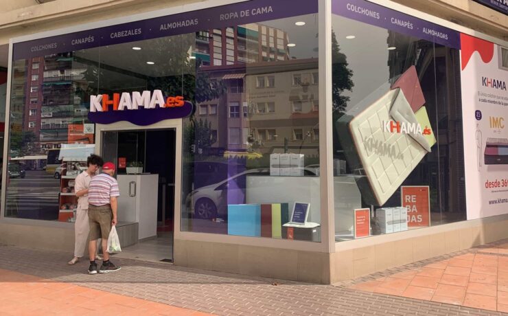 Pensé comme une extension du site web “khama.es”, ce point de vente apparaît surtout comme un “pilote” qui, si le succès est au rendez-vous, a pour ambition de déboucher sur un développement conséquent sur tout le territoire espagnol. Ceci dès 2023, soit par le biais de succursales, soit en franchise.