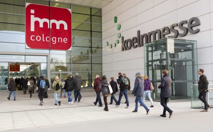 Pour 2023, les organisateurs du salon Imm Cologne disent avoir adapté le concept « aux enjeux d'un marché transformé » et le repositionnent. La manifestation allemande adopte donc un nouveau calendrier, qui verra le salon international du meuble et de la décoration tenir une nouvelle édition printanière unique, du 4 au 7 juin 2023.