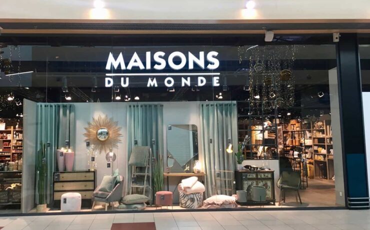Au 30 juin 2022, Maisons du Monde exploitait 350 magasins, contre 357 au 31 décembre 2021, avec une surface commerciale moyenne de 1 226 m2 par magasin. Deux nouveaux magasins ont ouvert leurs portes au cours du premier semestre 2022, l’un en France et l’autre en Espagne. Dans le même temps, le groupe a fermé six magasins en France, deux en Belgique et un en Italie.