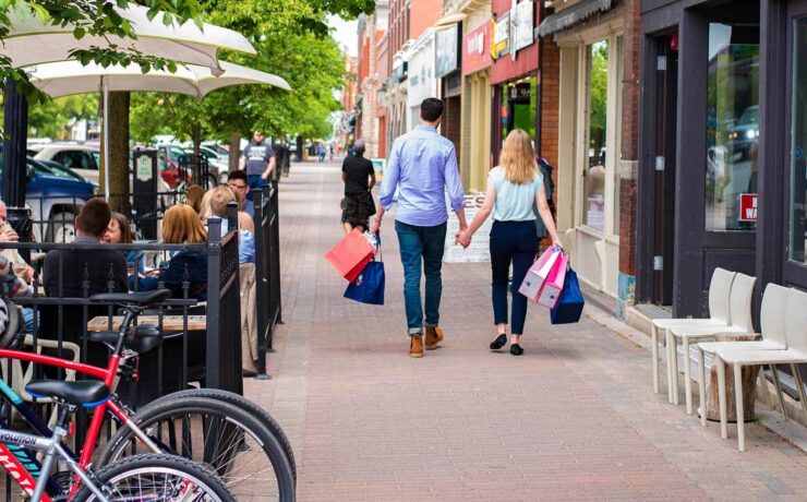 À l’exception de la restauration, tous les secteurs connaissent une baisse d’activité en juillet 2022 comparativement à juillet 2021. Les baisses des ventes magasins sont fortes dans les secteurs de l’habillement, de la chaussure et des jouets-culture-cadeaux. Même l’équipement de la maison, longtemps préservé, subit une baisse très significative (-7,1 %). Les baisses sont moins fortes pour l’alimentaire spécialisé et la beauté-santé.