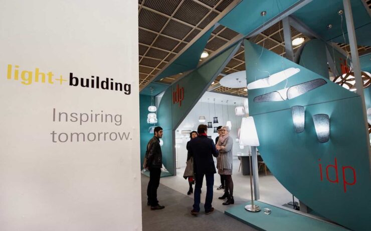 Si l’on en croit les dirigeants de Messe Frankfurt Exhibition GmbH, plus de 1 500 exposants originaires de 46 pays, dont beaucoup de marques « de top niveau », présenteront leurs nouveautés sur l’édition d’automne du salon “Light + Building”, qui se tient du 2 au 6 octobre à Francfort-sur-le-Main.