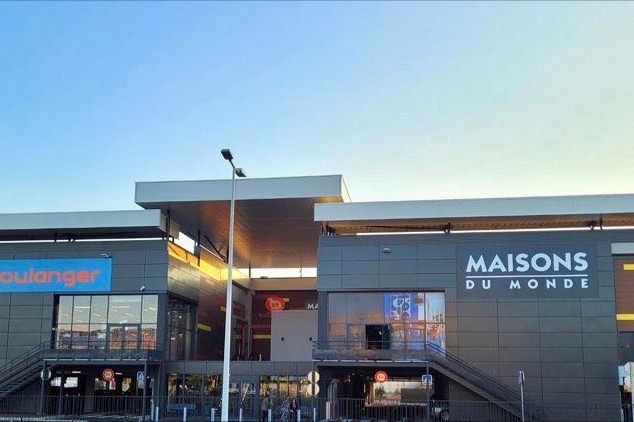 Une équipe de seize personnes (dont huit nouvellement recrutées et quatre postes encore à pourvoir fin juillet), est présente pour accueillir et conseiller les clients. Elles peuvent notamment les accompagner dans leurs projets d’aménagement grâce au coin “Conseil Déco”.