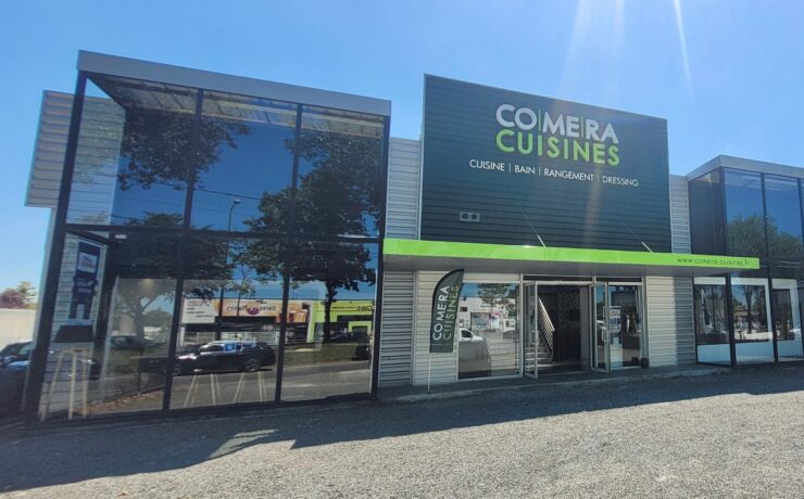 L’un a été inauguré à Challans, au 9 de l’allée Jariette très exactement, sur une surface de 231 m2. L’autre a ouvert ses portes aux Sables-d’Olonne, dans la zone commerciale “Les Thyssalines”, située au nord de la commune.