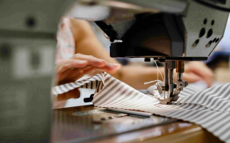 Depuis le 3 octobre dernier a commencé la deuxième phase de formation : le “Contrat de professionnalisation”. Cette période se déroule en totalité au sein de l’atelier de Saint-Georges-de-Reneins et consiste en une alternance, entre semaines de formation Afpa et semaines de formation groupe Roset.