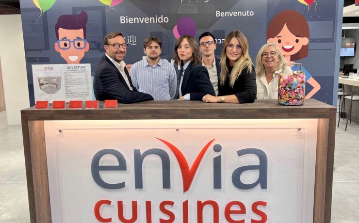 Situé rue Aristide Boucicaut, à proximité de nombreux commerces et au cœur de la zone commerciale de Mondeville (l’une des plus dynamiques – si ce n’est LA plus dynamique – de l’agglomération caennaise), ce nouveau magasin Envia Cuisines devrait rapidement atteindre ses objectifs !