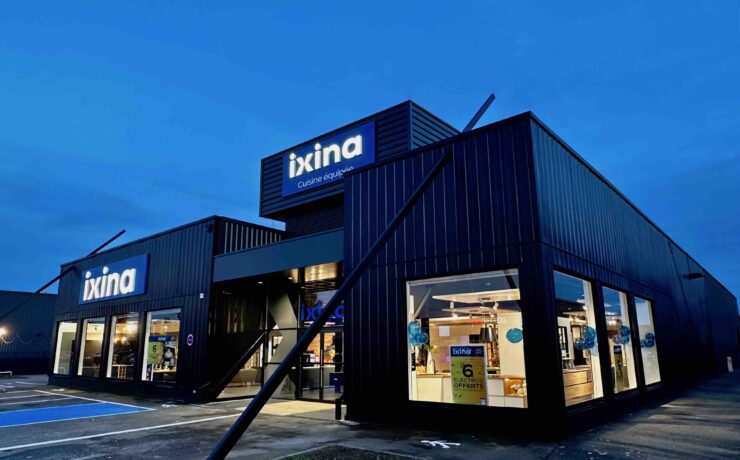 Ce nouveau point de vente, de quelque 600 m2, propose, en plus des modèles de cuisines équipées présentés, une cuisine événementielle mappée, projetant une dizaine de réalisations différentes en effet trompe-l’œil.