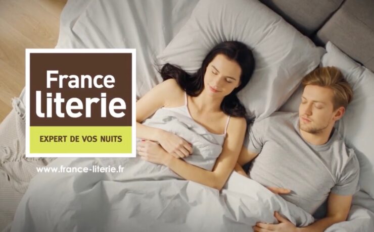 Cette exposition médiatique forte est aussi l’occasion pour France Literie de déployer ses deux nouveaux spots, qualifiés de « résolument dynamiques et modernes » par la direction du réseau. Entièrement orientés vers le consommateur, ils ont pour but de valoriser l’expertise revendiquée de la marque, en véhiculant une promesse inédite : « Racontez-nous vos vies, nous écrirons vos nuits ».