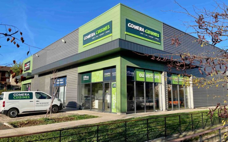 Chez Maxime Gerbel, le public peut découvrir une large sélection de modèles de la marque labellisée “Origine France Garantie” : une implantation “Cocon”, pour ceux qui veulent se faire une vie joyeuse et colorée ; les amateurs d’ambiance contemporaine et chic seront séduits par “Diese” mat noir, au toucher soft Fenix NTM ; ceux qui recherchent lumière et douceur, par la composition “Orion” blanc givré.