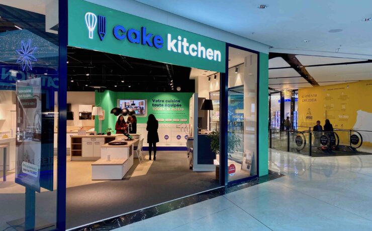 Idée fondatrice : concilier la liberté du digital et l’expertise d’un vrai cuisiniste, pour faciliter et simplifier l’expérience client. Avec une offre à la fois courte, claire et lisible, Cake Kitchen donne au consommateur la possibilité de connaître, dès l’ébauche de sa future cuisine et sans avoir à se rendre en magasin, son prix : la cuisine se calcule tout simplement au mètre linéaire.