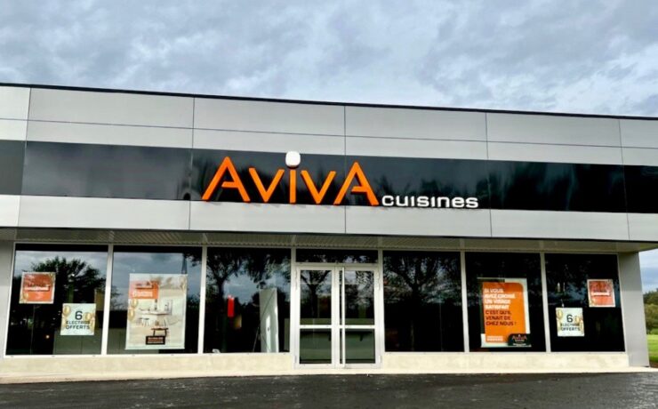 Situé à l’entrée de Parigny, au sud de Roanne, ce nouveau magasin Cuisines AvivA bénéficie d’un emplacement idéal et partage le même bâtiment que les deux autres magasins familiaux. La surface commerciale, de 289 m2, a permis de concevoir un showroom présentant neuf cuisines exposées, auquel vient s’ajouter un dépôt d’environ 500 m2, commun aux trois magasins.