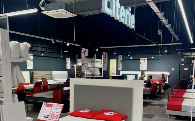Afin de proposer une offre d’équipement de la maison aussi complète que possible, le nouveau magasin franchisé Darty ouvert à Orange (84) le 26 octobre dernier, présente un espace “Literie” de 167 m2, pour 18 modèles exposés.