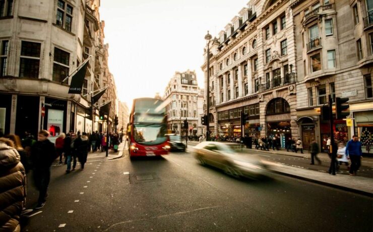 Procos profite de son point mensuel de conjoncture pour rappeler que la période qui débute est évidemment cruciale pour les enseignes de nombreux secteurs du commerce spécialisé. Quelle sera l'attitude des consommateurs ? Quelles conséquences auront les baisses de pouvoir d'achat et les inquiétudes afférentes dans les arbitrages des Français ? Nos concitoyens se feront-ils plaisir pour les fêtes, en prévision d'une année 2023 annoncée comme difficile ?