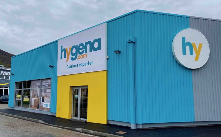Objectif du groupe Fournier (enseignes Perene, Mobalpa, SoCoo’c) : reprendre le déploiement de la marque Hygena en franchise en France, pour occuper un segment du marché de la cuisine sur lequel le fabricant-franchiseur-distributeur haut-savoyard n’était pas encore présent, celui des cuisines sur mesure prêtes-à-monter, à prix ultra accessible, commandées en magasin ou directement sur le Web.
