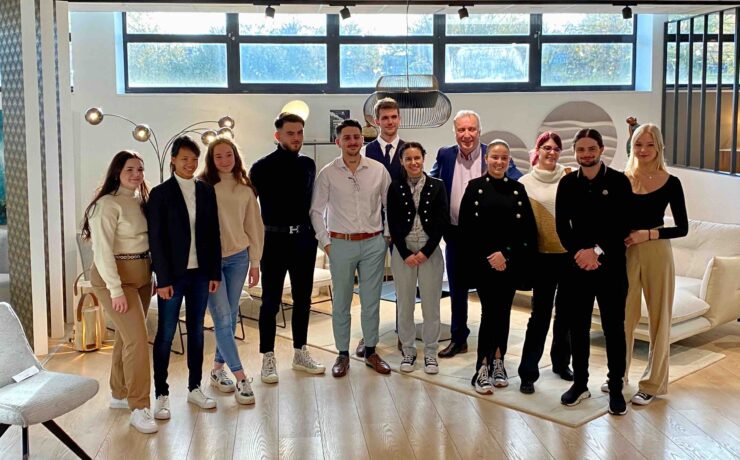 Les premiers “apprenants” de cette nouvelle académie (onze jeunes hommes et jeunes femmes), progresseront sous l’égide de leurs “tuteurs” Mobilier de France respectifs, adhérents de l’enseigne qui, eux aussi, seront accompagnés et formés, pour encadrer au mieux les candidats placés sous leur responsabilité et optimiser leurs chances de réussite.