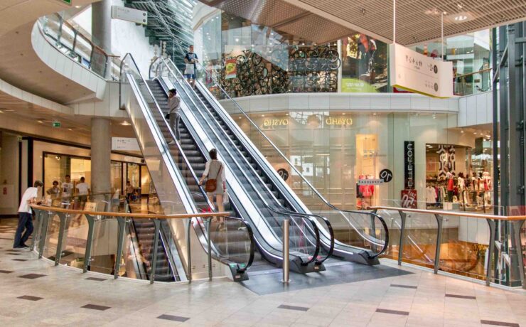 Côté trafic (Observatoire Procos/Stackr), la fréquentation des magasins s’avère légèrement inférieure à celle de novembre 2021 (-0,3 %) et reste en retrait de 21 % en moyenne par rapport à 2019, aussi bien dans les centres-villes que dans les centres commerciaux.