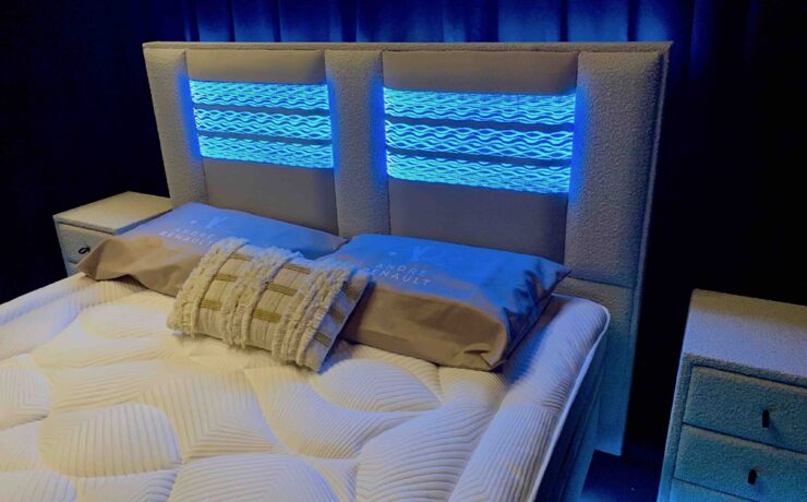 Parmi les nombreuses nouveautés du fabricant de Saint-Gildas-des-Bois, présentées en avant-première lors du salon EspritMeuble et disponibles dans le courant de cette année 2023, il en est une qui nous a littéralement tapé dans l’œil : le dosseret lumineux, obtenu grâce à la combinaison inédite de fibres optiques et de générateurs LED.