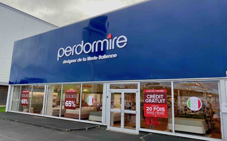 Déjà deux magasins ouverts en France en l’espace d’à peine deux mois ; une troisième unité à venir, histoire de parfaire les derniers ajustements nécessaires ; un professionnel de la distribution, expert du développement et fin connaisseur du marché du meuble pour mettre en place la feuille de route ; le tout, adossé à la puissance industrielle et financière du leader italien de la literie : l’offensive de PerDormire, dans un paysage de la distribution literie déjà très bataillé, ne sera pas sans conséquences. Révélations.