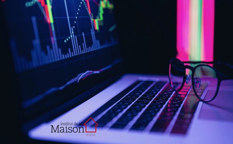 Alors, le verre de boisson détox au sortir des agapes de fin d’année : à moitié vide ou à moitié plein ? Tandis que certains observateurs, un tantinet alarmistes, évoquent déjà une « gilet-jaunisation » de ce que serait le mouvement de rejet de la future réforme des retraites, l’inflation, qu’on imaginait à la hausse pour décembre, connaît finalement un ralentissement (selon les données provisoires de l’Insee publiées le 4 janvier dernier, à fin décembre 2022, la hausse des prix a atteint 5,9 % sur un an ; vs 5,6 % en septembre, puis 6,2 % en octobre et novembre)… Dans ce contexte, où l’on ne sait plus trop quoi penser, les projections de l’IPEA (sur l’atterrissage 2022 et l’année à venir), apportent un éclairage, si ce n’est rassérénant, en tout cas rationnel.