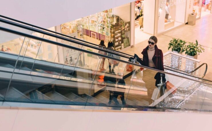 Pour tous les secteurs, à l'exception de la restauration, l’activité de décembre 2022 a été meilleure que celle de l'avant-Covid, en décembre 2019. Quant à la fréquentation des magasins sur ce même mois de décembre, elle a été légèrement inférieure à celle de décembre 2021 (-1,2 % en moyenne et -2,4 % dans les centres-villes).