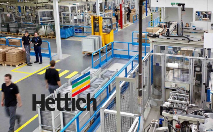 L’année dernière, le groupe Hettich a investi 125 millions d’euros, non seulement dans des produits nouveaux, des projets d’infrastructure, des installations, des logiciels pour la numérisation, mais aussi dans des extensions de ses capacités de production, au premier rang desquelles la construction d’un nouveau bâtiment de production à son siège de Kirchlengern.