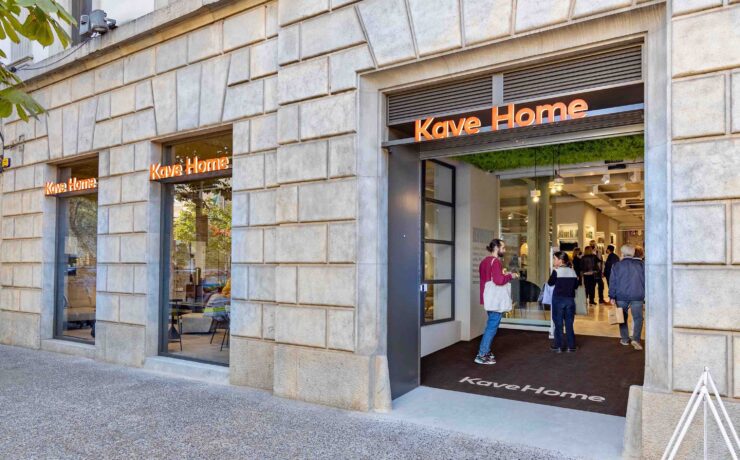 La marque ibérique prévoit d’inaugurer son nouveau centre logistique au mois de mars prochain à Tordera (province de Barcelone). Cette plate-forme de 55 000 m2, extensible à plus de 90 000 m2, sera essentielle pour assurer l'expansion de Kave Home sur le continent européen.