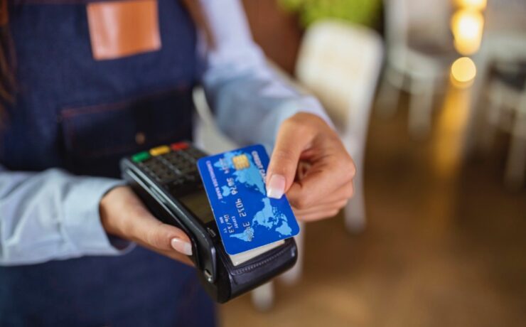 Forcés d’allouer une part croissante de leurs dépenses à certains postes (+29 % sur les carburants en 2022), les Français sont contraints de se restreindre sur d’autres (alimentaire -9 %), mais continuent de s’autoriser des petits plaisirs, notamment les sorties. La quête de plaisir(s) : LE levier de croissance par excellence en 2023 ?