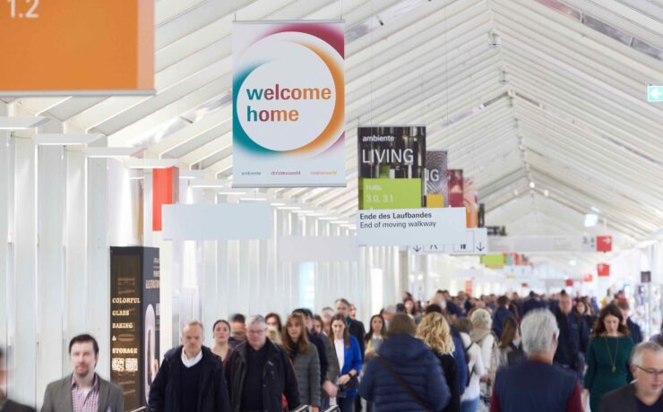 Après une édition de février 2023 jugée très réussie, les trois rendez-vous allemands se tiendront à nouveau simultanément au parc des expositions de Francfort selon les dates suivantes : Ambiente/Christmasworld, du 26 au 30 janvier 2024 ; Creativeworld, du 27 au 30 janvier 2024.