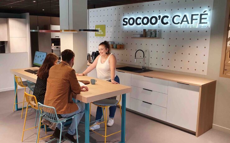 En 2022, ce sont 11 nouveaux magasins sous enseigne qui ont vu le jour et le réseau compte désormais 183 unités réparties sur tout le territoire. Prévisions 2023 : 14 nouveaux magasins sur l’exercice. SoCoo’c ambitionne en effet d’atteindre les 197 magasins en France d’ici la fin de l’année et les 250 points de vente à terme.