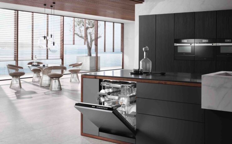 Parmi les produits destinés au ménager, ce sont surtout les lave-vaisselle, les appareils de soin du linge et les appareils de cuisson, qui ont enregistré des résultats supérieurs à la moyenne, stimulés, affirme l’industriel, par la tenue (en septembre) du premier salon IFA depuis 2019 et les innovations de la marque.