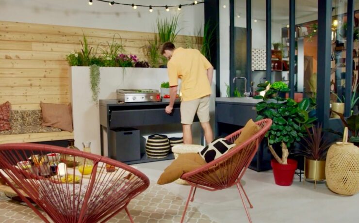 Forte de plus de trente années d’expérience dans l’aménagement sur mesure de l’habitat, Cuisinella décide « d’ouvrir ses portes vers l’extérieur » et lance “Sol@ya”, la première collection de cuisines d’extérieur de l’enseigne. Un tournant pour le fabricant-distributeur français.