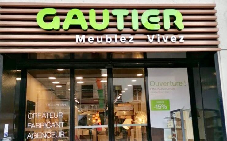 Non seulement c’est au cœur du Faubourg Saint-Antoine, quartier empreint de quelque six siècles d’histoire autour du meuble, que Serge Engel matérialise son rêve, mais en plus, après deux ans de recherche, il a, pour ce faire, repris le magasin historique de son père !