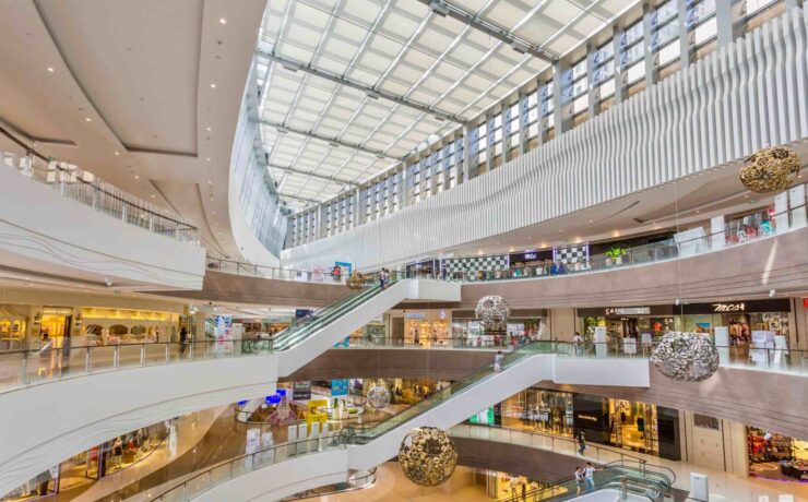 La fréquentation des centres-villes (fréquentation moyenne pour l’ensemble de la France, hors Corse) progresse en moyenne de 6,8 % en 2022 par rapport à 2021 avec, dans le “top 3” des régions qui enregistrent les plus belles performances, les Hauts-de-France (+10,7 %), la Nouvelle-Aquitaine (+8,9 %) et le Centre-Val de Loire (+8,5 %).