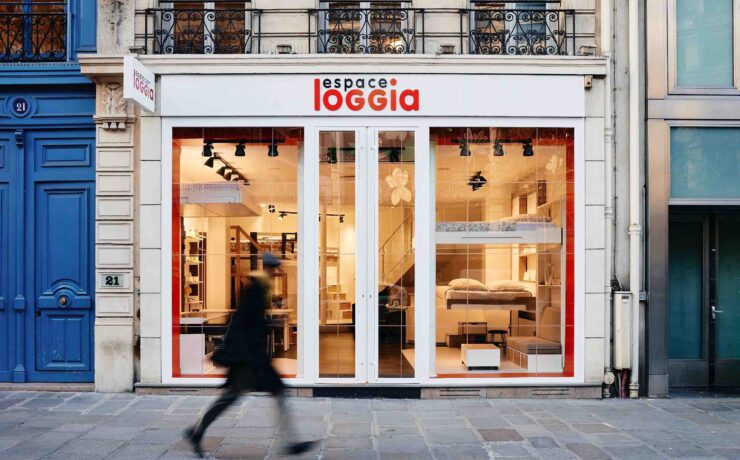 Ce nouveau showroom, d’une surface de 150 m2 répartis sur deux niveaux d’exposition, est censé illustrer la nouvelle stratégie de distribution de la marque, orientée vers les centres-villes et les services en ligne.