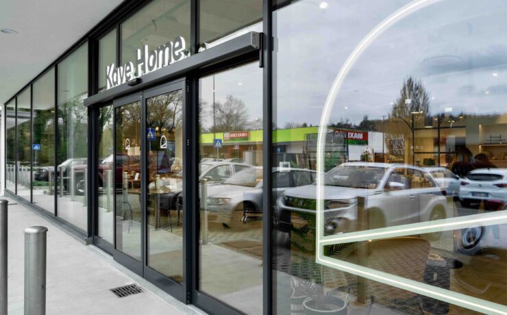 Les communicants de l’enseigne profitent de l’annonce de cette ouverture pour rappeler que « Kave Home continue de se développer, aussi bien en Espagne qu’à l’international ; et plus particulièrement en France et en Italie ».