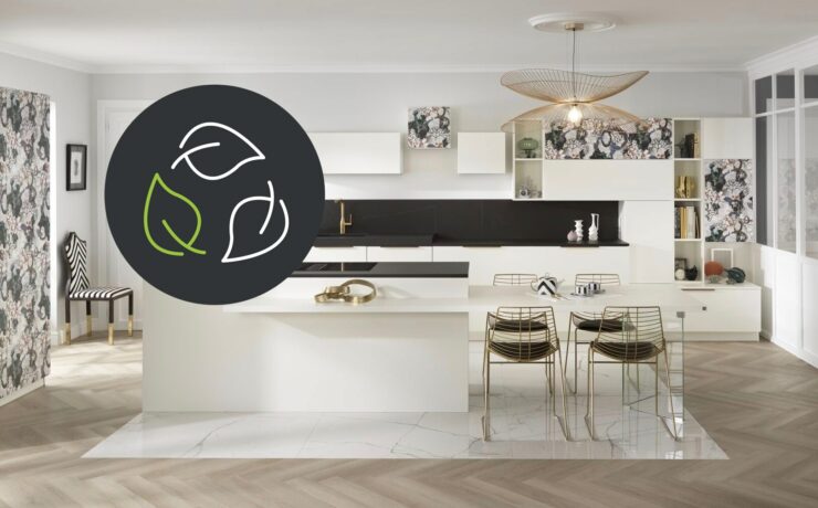 En magasin, les produits issus de cette nouvelle “Sélection Engagée”, sont identifiables par les logos “Origin” de Schmidt et “SÉLECTION engagée” de Cuisinella. Objectif officiel : jouer la carte de la transparence, pour accompagner les clients des deux marques-enseignes du fabricant français vers des modes de consommation responsables.