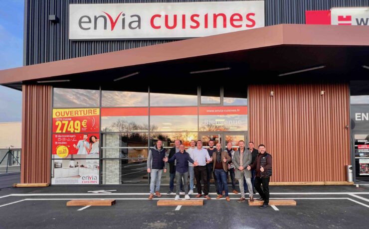 Jacques Charbonnier, nouvel adhérent, a opté pour des locaux entièrement neufs, d’une surface de 300 m2, sur laquelle sont exposées pas moins de 19 cuisines, à une demi-douzaine de kilomètres du centre-ville d’Angers.