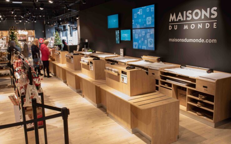 En 2022, les ventes de meubles du distributeur sont ressorties à 502 millions d’euros, en baisse de 7 % par rapport à l’année précédente et de 4 % vs 2019. Les fauteuils, les canapés, les bibliothèques et les étagères, figurent parmi les meilleures ventes.