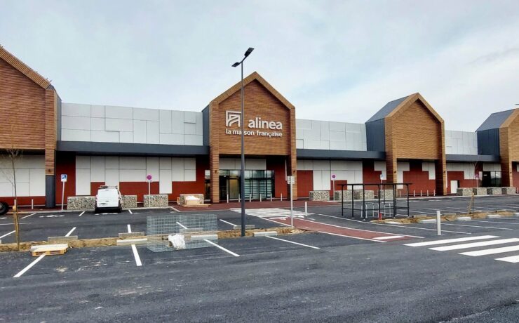 Après une ouverture réussie à Villefranche-sur-Saône (69) en septembre 2022, l’enseigne s’appuie cette fois-ci sur l’expertise de la société SBM (“Société beauvaisienne du meuble”, partenaire historique d’Alinea), dirigée par la famille Robillard.