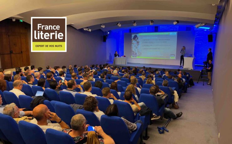 La 7e édition du congrès national de l’enseigne France Literie fut hautement stratégique. Elle a notamment permis aux concessionnaires de découvrir le projet qui leur avait été annoncé fin 2022 : la refonte complète des “Espace Prestige” de leurs magasins, étape capitale dans la politique de montée en gamme initiée par le réseau. Objectifs : se différencier des autres acteurs de la literie, conquérir de nouvelles parts de marché et prendre une longueur d’avance sur ses concurrents.