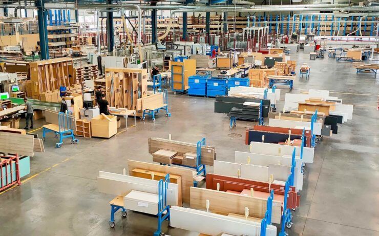 Celui qui devra relever le challenge de faire en sorte que cette nouvelle ligne de production de rangements soit opérationnelle d’ici septembre prochain (ceci en étroite collaboration avec Valentin Lorence, responsable de production chez Coulidoor), c’est Christophe Plassard qui, le 1er février dernier, a été nommé directeur de site à La Verpillière (38).