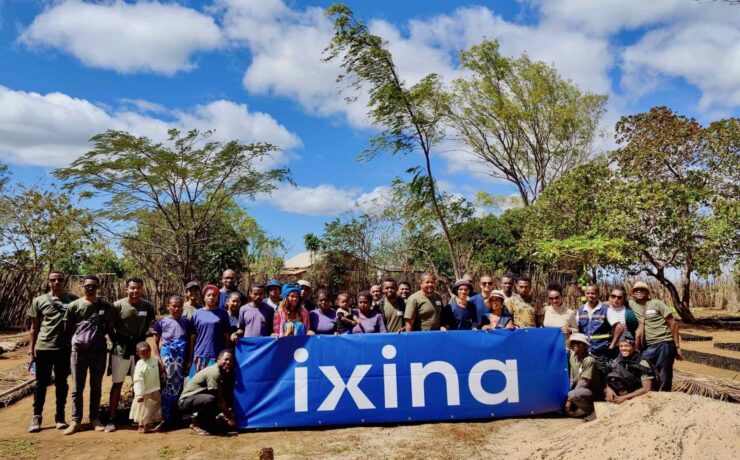 Pour chacune de ses cuisines vendues, l’enseigne du groupe FBD fait replanter 21 arbres par l’ONG “Graine de Vie” ; or un arbre replanté à Madagascar compense chaque année plus de 21 kilos de CO2.