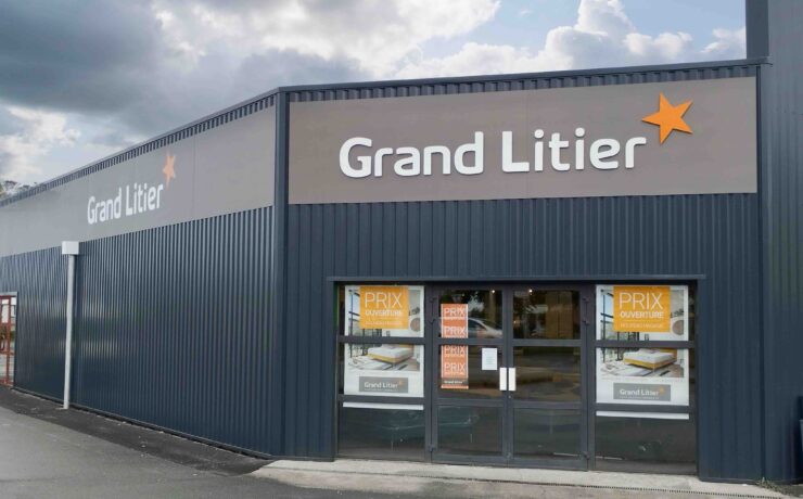 Avec l’ouverture d’un magasin Grand Litier flambant neuf au nouveau concept de l’enseigne, la bannière spécialiste literie, absente de La Roche-sur-Yon depuis la fermeture (en 2019) du magasin de Bernard Piveteau, opère un retour notable dans la préfecture du département de la Vendée.