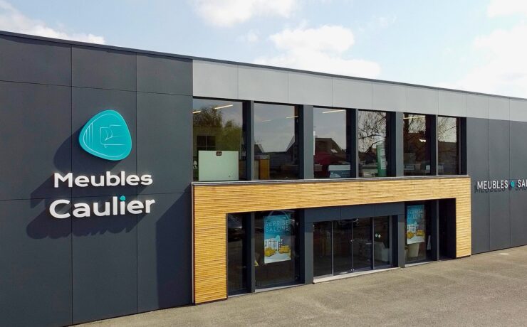 La nouvelle façade entend refléter la modernité et l'élégance du magasin, tout en donnant un aperçu de la mise en valeur des produits de manière optimale. À l’intérieur, les clients peuvent découvrir les différents produits au sein d’univers clairement définis, où chaque élément est sublimé dans une ambiance harmonieuse.