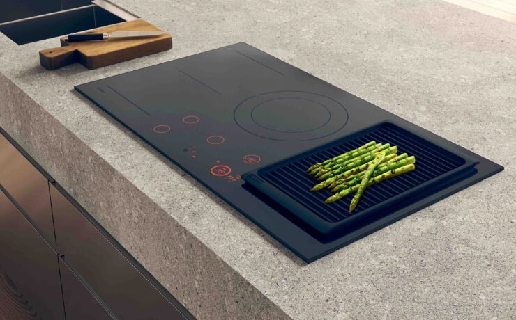Outre une sonde culinaire fournie de série, deux accessoires Asko en option (une poêle et une sauteuse), dotés de capteurs Bluetooth intégrés qui gèrent de manière autonome la cuisson des aliments, incarnent la deuxième possibilité d’accéder à la technologie intelligente “Celsius°”, véritable valeur ajoutée de cette nouvelle gamme.