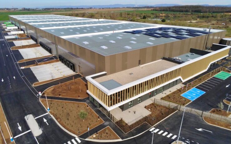 Afin d’optimiser son activité (notamment concernant la réduction du nombre de camions utilisés) et d’accompagner le développement de son parc de magasins, But a décidé de “fusionner” ses deux sites rhônalpins, en déménageant celui de Mions sur la commune de Janneyrias.